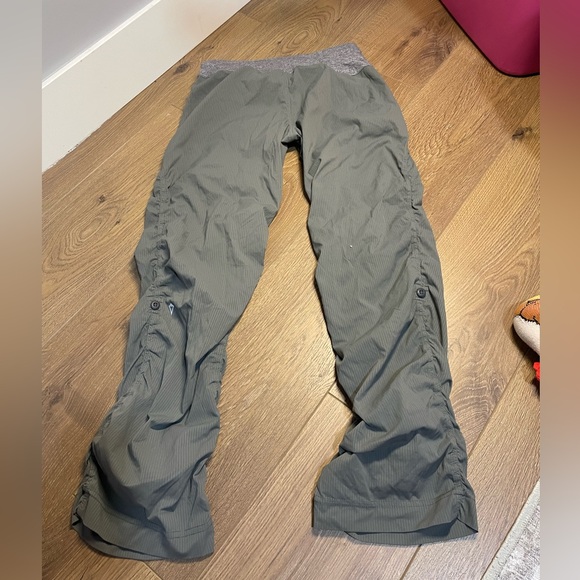 Ivivva Lululemon Girls Gray Elastic Waistband Pleated Live to Move Pants Size 8 - Picture 3 of 6